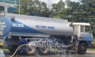 Hàng ngàn lít hóa chất đổ ra đường