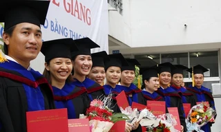 Siết chặt đầu ra đối với thạc sĩ, tiến sĩ