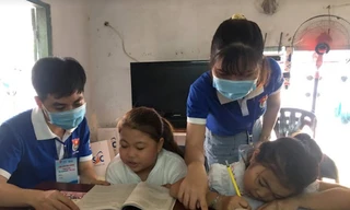 Gia sư áo xanh về với con em công nhân