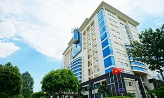 Ngân hàng rao bán trường SaigonTech