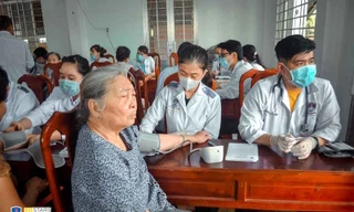 Sinh viên trường ĐH Nguyễn Tất Thành khám, cấp phát thuốc miễn phí cho người nghèo