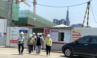 Sài Gòn đường phố vắng tanh, công trường vẫn tấp nập thi công