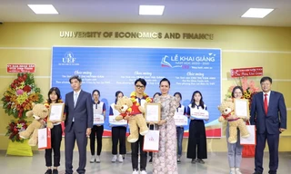 3 thủ khoa trường ĐH Kinh tế Tài chính TP. HCM nhận học bổng 100%