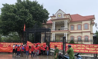 6 công trình không phép chưa tháo dỡ, khách hàng căng băng rôn phản đối