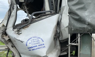 Công nhân vất vả dọn dẹp hiện trường vụ tai nạn thảm khốc ở Bình Thuận