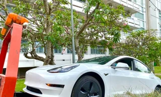 Sinh viên thực hành trên xe điện Tesla