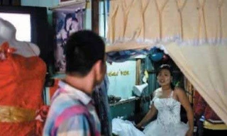 Anh Li Shipeng trong cửa hàng thử váy cưới với vợ chưa cưới A-ni, một cô gái Việt Nam