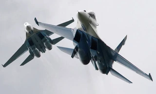 Su-27 cất cánh chặn máy bay xâm nhập lãnh thổ