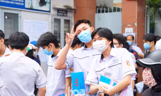 Điểm chuẩn cao đến thủ khoa còn không trúng tuyển, "tinh hoa" nào qua cửa những ngành này?
