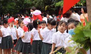 Thầy trò, phụ huynh Tiểu học Nam Thành Công rộn ràng dự lễ khai giảng sau 2 năm không thể tổ chức