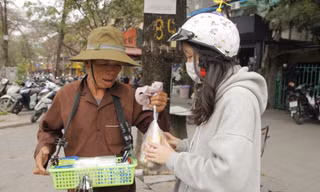 Teen Hà Nội chuẩn bị 100 suất cơm từ thiện cho người vô gia cư, đính kèm lời nhắn cảm động