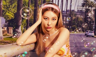 Gặp tình huống khó đỡ khi đứng cạnh dàn MC "khổng lồ", Sunmi có phản ứng cực đáng yêu!