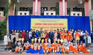 Teen THCS Quỳnh Mai trò chuyện với Trung tướng Phạm Tuân - người Việt đầu tiên bay vào vũ trụ