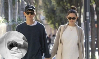 Hình ảnh đầu tiên của con trai Song Joong Ki, fan mong sớm biết tên em bé 