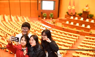 Khám phá nét đẹp Hà Nội cùng 55 sinh viên nhận học bổng Nâng Bước Thủ Khoa 2023