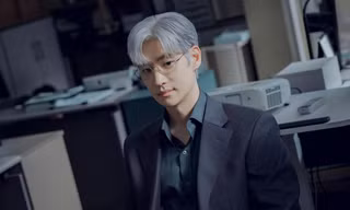 Bậc Thầy Đàm Phán: Ý nghĩa đằng sau màn "tẩy trắng" của "White Snake" Lee Je Hoon