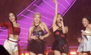 BLACKPINK quyết dầm mưa biểu diễn vì BLINK, xác lập kỷ lục mới cho nhóm nữ K-Pop