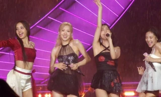 BLACKPINK quyết dầm mưa biểu diễn vì BLINK, xác lập kỷ lục mới cho nhóm nữ K-Pop