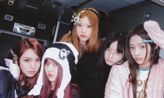 NewJeans mở hội bàn tròn độc lạ trong MV "OMG", "cà khịa" thẳng các bình luận kém duyên