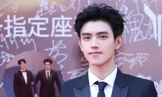 Trần Phi Vũ giúp Ngụy Đại Huân "thoát hiểm" tại lễ trao giải Hoa Biểu, Cnet khen hết lời