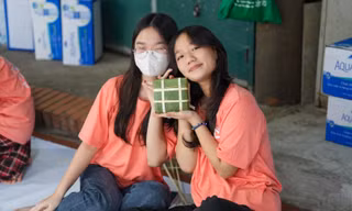 Amser và CNHer cùng nhau gói bánh chưng, gửi tấm lòng tới người vô gia cư mùa Tết