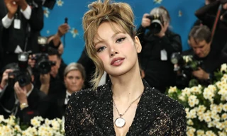 LV phản hồi tranh cãi trang phục nhạy cảm của Lisa, netizen vẫn tức giận