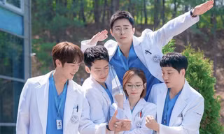 "Vũ trụ Hospital Playlist" ở Resident Playbook: F5 đến lần lượt, không cùng nhau?