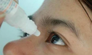 Lạm dụng thuốc tra mắt có thể dẫn đến mù lòa