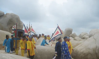 Đoàn bô lão từ đất liền ra đảo cúng vạn