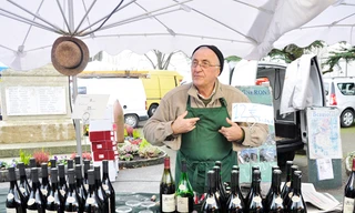 Lão nông Bertrand mời phóng viên Tiền Phong nếm rượu vang tại chợ biên giới Ferney Voltaire