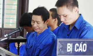 Bốn cha con giết người và nụ cười mỉm giữa tòa