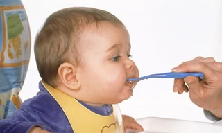 Cho con ăn váng sữa, sao mới đúng?