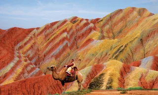 Ngắm ngọn núi đa sắc màu như cầu vồng ở Trung Quốc