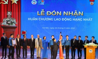 Đại học Kinh tế Quốc dân nhận Huân chương Lao động hạng Nhất