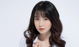 “Hot girl báo chí“: Nghệ thuật nằm bên tay trái