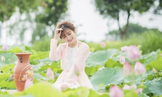 Nữ sinh Tài chính xinh đẹp trong tà áo tứ thân bên hoa sen dưới nắng Hè
