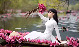 Nàng thơ 9X ‘gieo thương nhớ’ với nét đẹp dịu dàng bên hoa súng