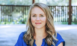 Thoát khỏi vụ bắt cóc năm 15 tuổi, cô gái Mỹ trở thành người truyền cảm hứng trên Tiktok