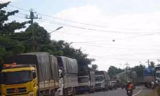 Xe chở quá tải tìm cách né trạm cân