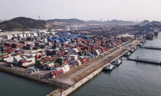 Những container hàng hóa ở một cảng biển của Trung Quốc - Ảnh: Bloomberg.