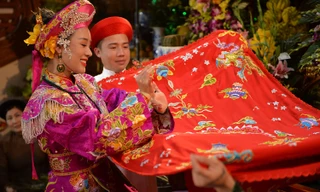 Hoa Trần trong MV 'Chiều phủ Tây Hồ' phiên bản hầu đồng.