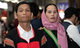 Biểu cảm ngơ ngác đầy xúc động của bố mẹ H'Hen Niê khi cổ vũ con gái