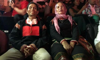 Bố mẹ H'Hen Niê cổ vũ con gái trong đêm chung kết.