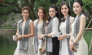 Tú Anh, Mâu Thuỷ cùng dàn người đẹp dạo Hồ Gươm