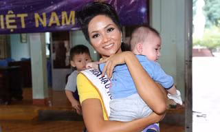 Hoa hậu H'Hen Niê cùng Hoa hậu Dayana Mendoza đi từ thiện sau đăng quang