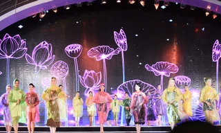 Mặc áo mưa tổng duyệt, thí sinh Hoa hậu Việt Nam vẫn đẹp rạng ngời