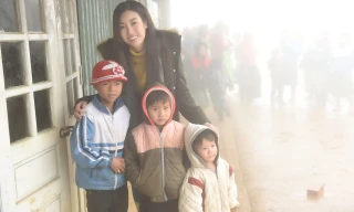Hoa hậu Mỹ Linh trở lại bản Cu Vai làm từ thiện dưới cái rét 3 độ C