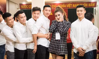 Huyền My khiến chị em 'phát hờn' khi chụp ảnh thân mật với U23 Việt Nam