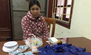 Nữ quái Huyền và tang vật. Ảnh: Nguyệt My.