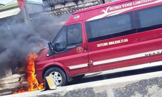 Ô tô khách tông xe máy bốc cháy, hai vợ chồng tử vong